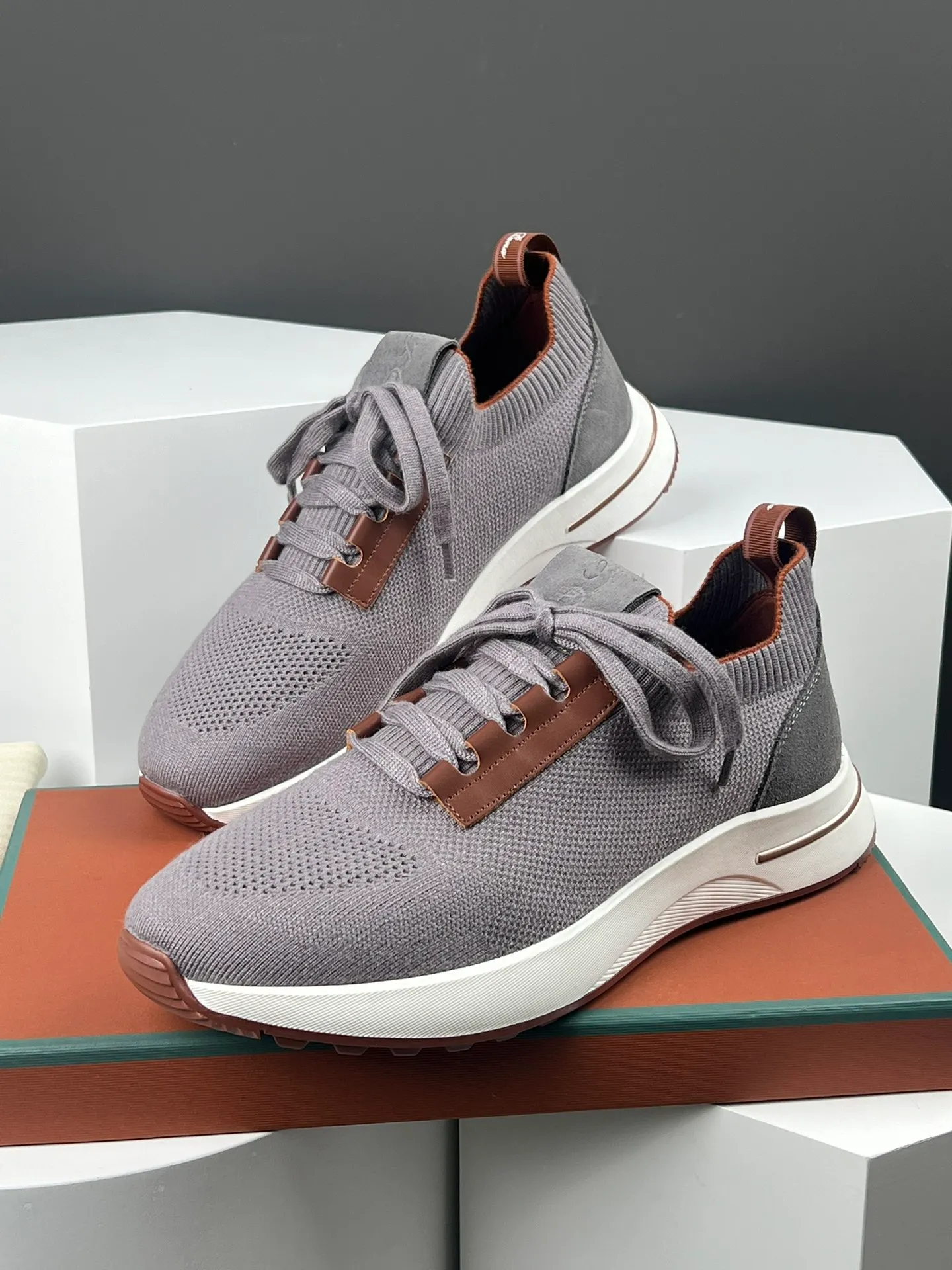 Factory price 420💰L men's shoes💰New product on sale Loro men's shoes💰iana knitted sneakers｜Made of Wish wool blended fabric｜The upper is made of unique knitted fabric production technology｜Comprehensive one-to-one restoration of the counter process｜Additional original molded rubber three-color combination technology outsole｜Size: 39-44 (customized at 45.46)